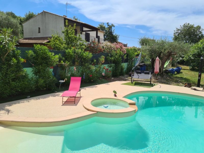 entretien des plages de piscine en moquette de pierre