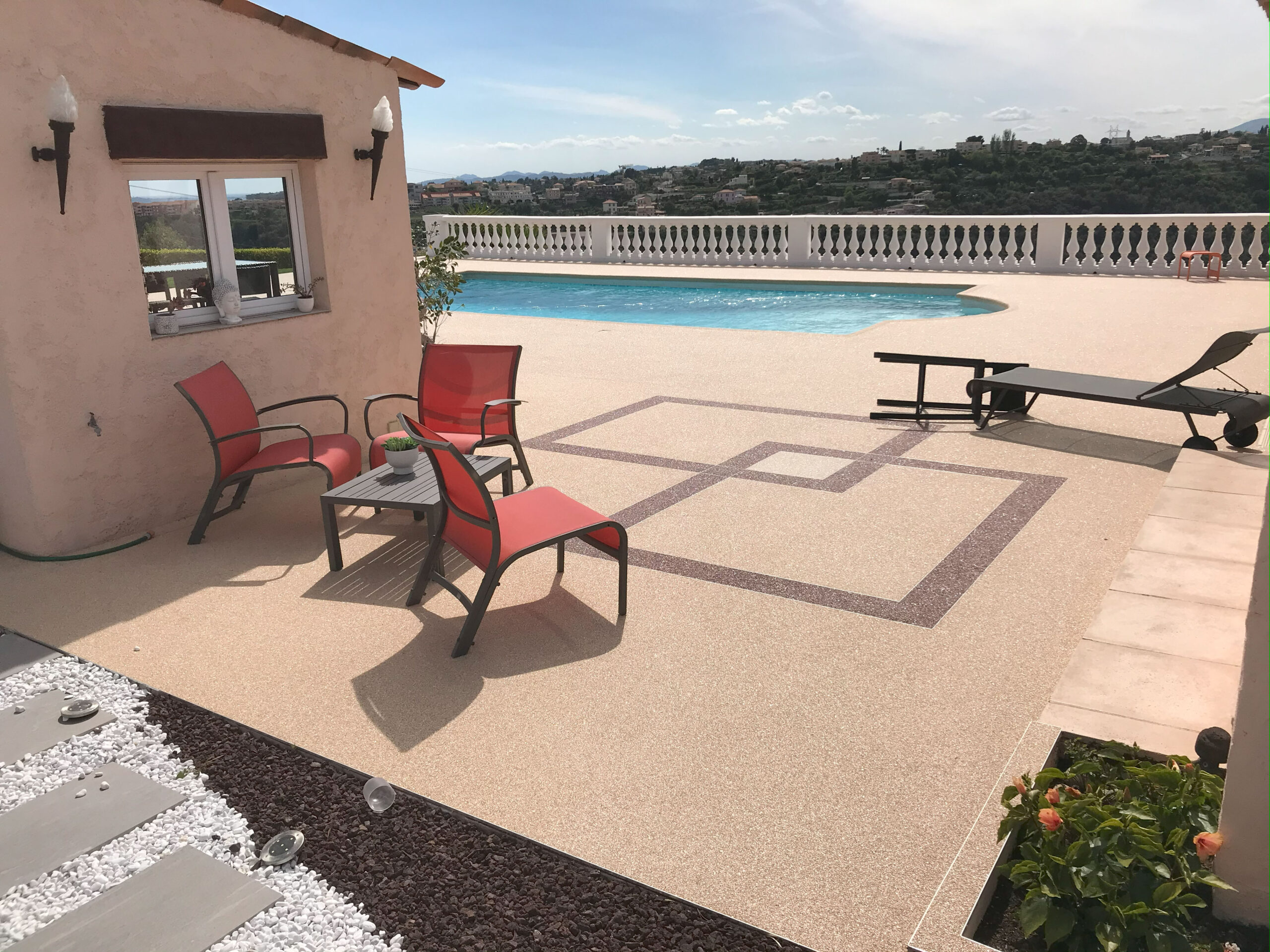 idées autour de votre piscine en moquette de pierre